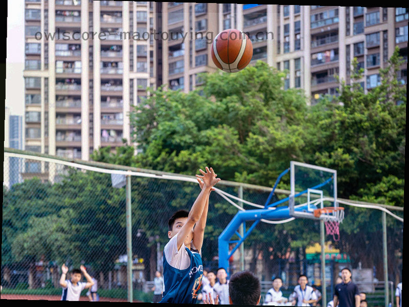 深底流程示意图，包含对比、复核、更正三个抽象步骤，线条为细金属色